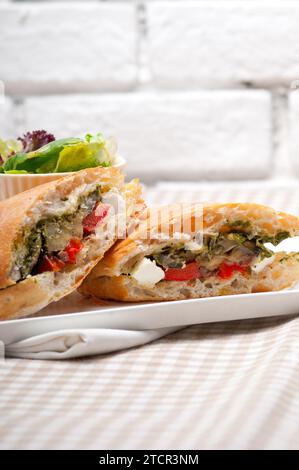 Italienische Ciabatta Panini Sandwichwith mit Gemüse und Feta-Käse Stockfoto