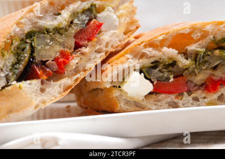 Italienische Ciabatta Panini Sandwichwith mit Gemüse und Feta-Käse Stockfoto