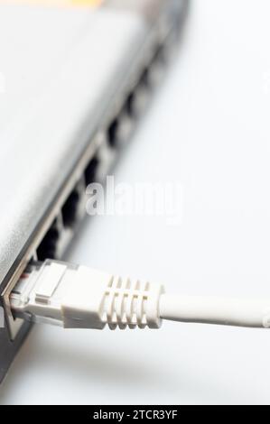 Netzwerk-Hub-Switch mit lan-Kabel über weiß verbunden Stockfoto