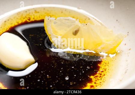 Extra natives Olivenöl und Balsamico-Essig mit Zitrone und Knoblauch, italienische Pinzimoniosauce Stockfoto