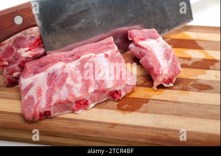 Hacken Sie frische Schweinerippchen zum Kochen Stockfoto