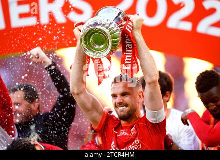 Dateifoto vom 14.05.2022 von Jordan Henderson, der mit der FA Cup Trophäe feiert. Liverpool einigte sich auf einen Deal im Wert von 12 Millionen Pfund plus Add-ons, um Jordan Henderson an die Saudi-arabische Seite Al-Ettifaq zu verkaufen, während Manchester City ein Angebot im Wert von bis zu 30 Millionen Pfund für Riyad Mahrez von Al Ahli annahm. Ausgabedatum: Donnerstag, 14. November 2023. Stockfoto