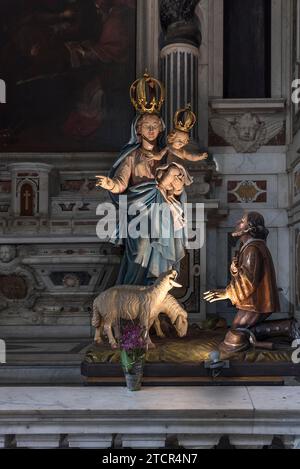 Madonnenfigur mit dem Jesuskind in der Basilica della Santissima Annunziata del Vastato, Piazza della Nunziata, 4, Genua. Italien Stockfoto