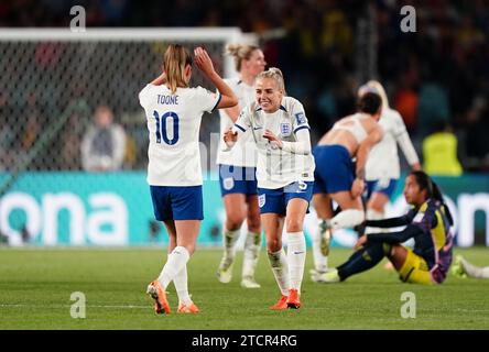 Aktenfoto vom 12.08.2023 von Alex Greenwood und Ella Toone, die den Sieg gegen Kolumbien feiern. England erreichte das Halbfinale der Frauen-Weltmeisterschaft nach einem Sieg über Kolumbien 2-1. Ausgabedatum: Donnerstag, 14. November 2023. Stockfoto