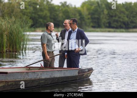 Bundesminister für Ernährung und Landwirtschaft, Cem Oezdemir, besucht gemeinsam mit dem sächsischen Minister für Ernährung und Landwirtschaft den Teichbetrieb Karsten Ringpfeil in Königswartha Stockfoto