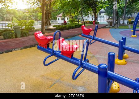 Wippe blau rot Spielzeug für Kinder im Park. Stockfoto