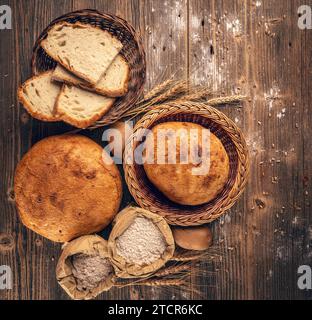 Konzept des traditionellen Sauerteigbrotes auf dunklem Holzhintergrund Stockfoto