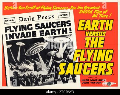 Earth vs. The Flying Untertassen (Columbia, 1956). Filmplakat „Fliegende Untertassen Invade Earth“ auf Daily Press Cover – Sci-Fi-Film Stockfoto