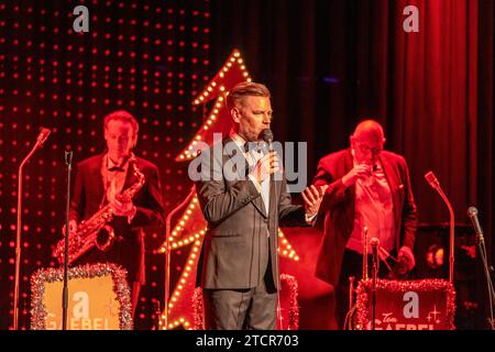 Deutschland, Baden-Württemberg, Eislingen, Stadthalle, Tom Gaebel Weihnachtskonzert 2023 Stockfoto