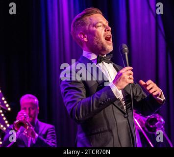 Deutschland, Baden-Württemberg, Eislingen, Stadthalle, Tom Gaebel Weihnachtskonzert 2023 Stockfoto