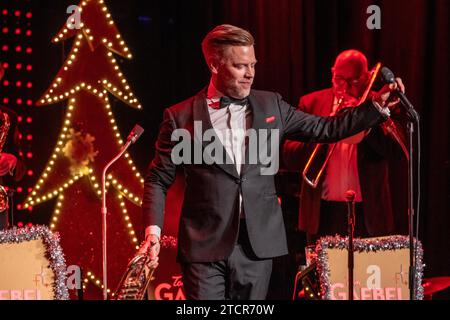 Deutschland, Baden-Württemberg, Eislingen, Stadthalle, Tom Gaebel Weihnachtskonzert 2023 Stockfoto