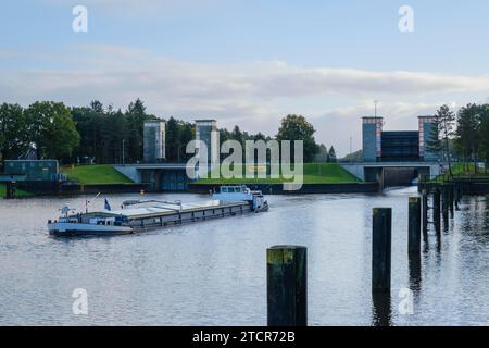 Schleuse Meppen, Frachtschiff auf dem Dortmund-Ems-Kanal, Meppen, Emsland, Niedersachsen, Deutschland Stockfoto