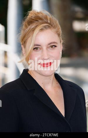 Venedig, Italien. Dezember 2023. Das Dateifoto vom 31. August 2022 zeigt Greta Gerwig, die während des 79. Internationalen Filmfestivals in Venedig am Casino Pier ankommt. Die Filmfestspiele in Cannes gaben heute bekannt, dass Greta Gerwig, Regisseurin des Sommerblockbusters Barbie, bei der 77. Ausgabe im Mai den Vorsitz der Jury führen wird. Foto: Marco Piovanotto/ABACAPRESS.COM Credit: Abaca Press/Alamy Live News Stockfoto