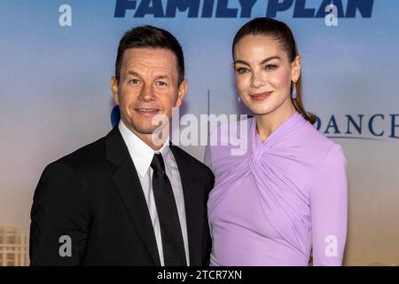 Las Vegas, USA. Dezember 2023. Mark Wahlberg und Michelle Monaghan nehmen am Freitag, den 13. Dezember 2023, im Chelsea Theater im Cosmopolitan in Las Vegas, NV, an der Weltpremiere von „The Family Plan“ Teil. „The Family Plan“ wird weltweit am Freitag, den 15. Dezember 2023, auf Apple TV Premiere gezeigt. (Travis P Ball/SIPA USA) Credit: SIPA USA/Alamy Live News Stockfoto