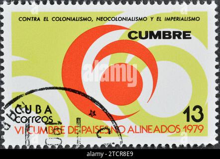 Gestempelte Briefmarke, gedruckt von Kuba, auf der "6" ("gegen den Kolonialismus") zu sehen ist, 6. Gipfel der gebündelten Länder, Havanna, um 1979. Stockfoto