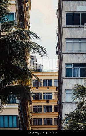 Eine vertikale von alten Wohngebäuden in Copacabana, Rio de Janeiro, Brasilien Stockfoto