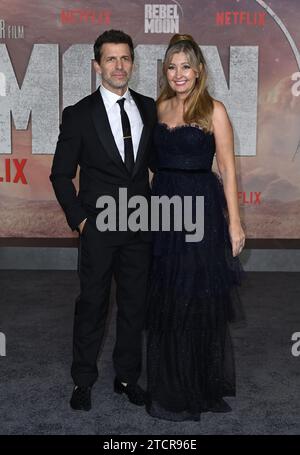 Los Angeles, USA. Dezember 2023. LOS ANGELES, USA. 13. Dezember 2023: Zack Snyder und Deborah Snyder bei der Premiere von Rebel Moon - Part One: A Child of Fire im TCL Chinese Theatre. Bildnachweis: Paul Smith/Alamy Live News Stockfoto