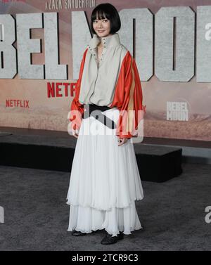 Doona Bae kommt am Mittwoch, den 13. Dezember 2023, im TCL Chinese Theatre in Hollywood, KALIFORNIEN, auf dem Netflix's REBEL MOON - PART ONE: A CHILD OF FIRE Los Angeles Premiere. (Foto: Sthanlee B. Mirador/SIPA USA) Stockfoto