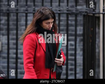 London, Großbritannien, 13. Dezember 2023, Lisa Lovering, Sonderberaterin und Operationsleiterin des Premierministers Rishi Sunak, wird in der Downing Street vor der PMQ gesehen. Stockfoto