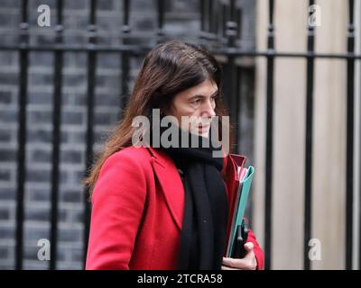 London, Großbritannien, 13. Dezember 2023, Lisa Lovering, Sonderberaterin und Operationsleiterin des Premierministers Rishi Sunak, wird in der Downing Street vor der PMQ gesehen. Stockfoto