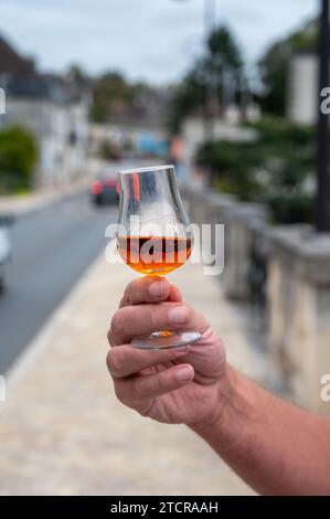 Verkostung von in Fässern gereiftem Cognac-Alkohol und Blick auf alte Straßen und Häuser in der Stadt Cognac, Grand Champagne, Charente, Destillat mit starken Spirituosen Stockfoto