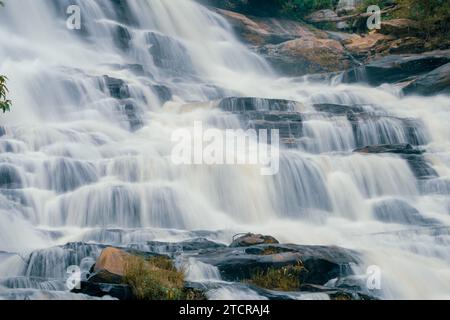 Wunderschöner Wasserfall im üppigen tropischen Wald, Chiang Mai, Thailand. Naturlandschaft. Lange Exposition von Wasser, das auf Felsen am Berghang fällt. Ein Wasser Stockfoto