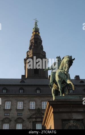 Kopenhagen, Dänemark /05. Dezember 2023/ Statue des dänischen Königs Frderiks VII. Auf dem Pferderücken steht hinter der Burg Christiasnborg dänisches parlament folketinget und christiasnborg cstle suare in der dänischen Hauptstadt. Photo.Francis Joseph Dean/Dean Pictures Stockfoto