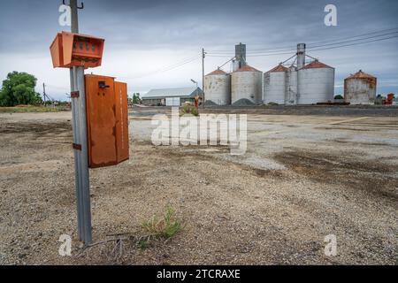 Ein verlassener Caravan Park neben einer Eisenbahnlinie neben großen Getreidesilos in der ländlichen Stadt Kerang in Nord-Victoria, Australien Stockfoto