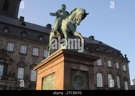 Kopenhagen, Dänemark /05. Dezember 2023/ Statue des dänischen Königs Frderiks VII. Auf dem Pferderücken steht hinter der Burg Christiasnborg dänisches parlament folketinget und christiasnborg cstle suare in der dänischen Hauptstadt. Photo.Francis Joseph Dean/Dean Pictures Stockfoto