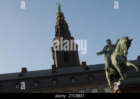 Kopenhagen, Dänemark /05. Dezember 2023/ Statue des dänischen Königs Frderiks VII. Auf dem Pferderücken steht hinter der Burg Christiasnborg dänisches parlament folketinget und christiasnborg cstle suare in der dänischen Hauptstadt. Photo.Francis Joseph Dean/Dean Pictures Stockfoto