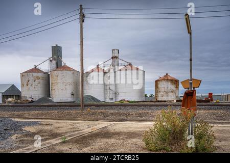 Ein verlassener Caravan Park neben einer Eisenbahnlinie neben großen Getreidesilos in der ländlichen Stadt Kerang in Nord-Victoria, Australien Stockfoto