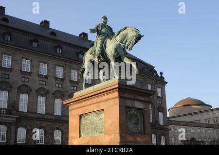 Kopenhagen, Dänemark /05. Dezember 2023/ Statue des dänischen Königs Frderiks VII. Auf dem Pferderücken steht hinter der Burg Christiasnborg dänisches parlament folketinget und christiasnborg cstle suare in der dänischen Hauptstadt. Photo.Francis Joseph Dean/Dean Pictures Stockfoto