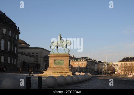 Kopenhagen, Dänemark /05. Dezember 2023/ Statue des dänischen Königs Frderiks VII. Auf dem Pferderücken steht hinter der Burg Christiasnborg dänisches parlament folketinget und christiasnborg cstle suare in der dänischen Hauptstadt. Photo.Francis Joseph Dean/Dean Pictures Stockfoto