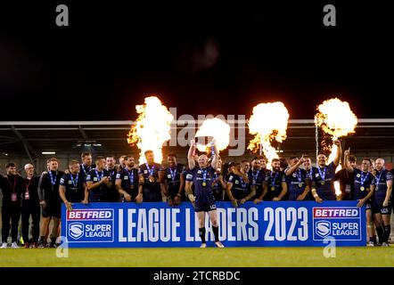 Aktenfoto vom 22.09.2023 von Wigan Warriors Players feiern nach dem Sieg des League Leaders' Shield. Wigan hob den Super League Leaders Shield nach einem Sieg von 10-6 in Leigh. Ausgabedatum: Donnerstag, 14. Dezember 2023. Stockfoto