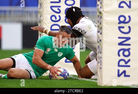 Aktenfoto vom 09.09.2023 von Johnny Sexton aus Irland erzielt seinen fünften Versuch. Johnny Sexton markierte sein lang erwartetes Comeback aus einem Verbot mit zwei von zwölf Versuchen, als Irland seine Rugby-Weltmeisterschaft startete und Rumänien 82-8 in Bordeaux mit einem Blitzschlag besiegte. Ausgabedatum: Donnerstag, 14. Dezember 2023. Stockfoto