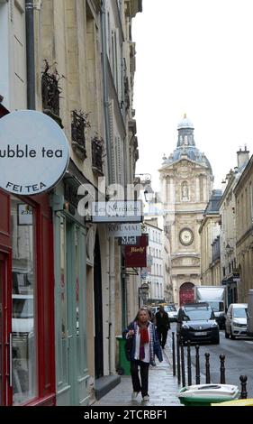 Spaziergang auf der Rue de Sévigné im 4. Arrondissement in Paris, Frankreich. Stockfoto