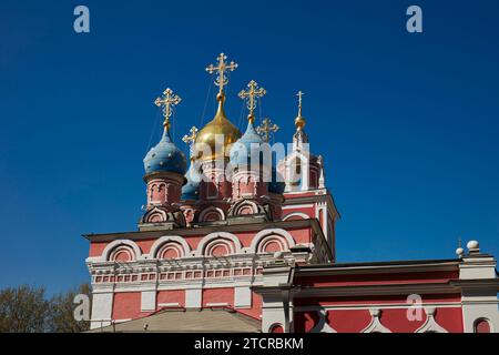 Elegante Zwiebelkuppeln in Blau und Gold der Kirche St. aus dem 17. Jahrhundert George auf dem Pskov-Hügel. Varvarka Straße, Moskau, Russische Föderation. Stockfoto