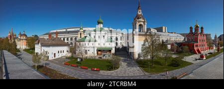 Großer Panoramablick auf die Varvarka Straße mit vielen historischen Gebäuden und Kirchen aus dem 17. Jahrhundert. Moskau, Russische Föderation. Stockfoto