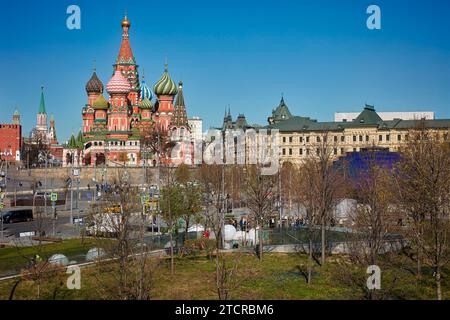 Die Kathedrale von Vasily dem Erhabenen aus dem 16. Jahrhundert, auch bekannt als Basilius-Kathedrale, vom Zaryadye-Park aus gesehen. Moskau, Russische Föderation. Stockfoto