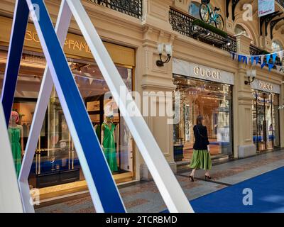 Junge Frau geht am Gucci-Laden im KAUGUMMI-Kaufhaus vorbei. Moskau, Russische Föderation. Stockfoto