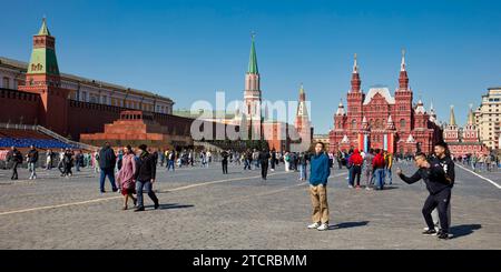Touristen fotografieren sich am Roten Platz an einem klaren, sonnigen Tag. Moskau, Russische Föderation. Stockfoto