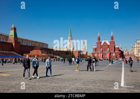 Die Leute laufen auf dem Roten Platz an einem klaren, sonnigen Tag. Moskau, Russische Föderation. Stockfoto