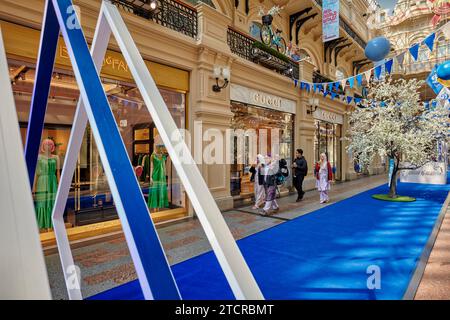 Muslimische Touristen, die Plombir-Eis essen, gehen zusammen im KAUGUMMI-Kaufhaus. Moskau, Russische Föderation. Stockfoto