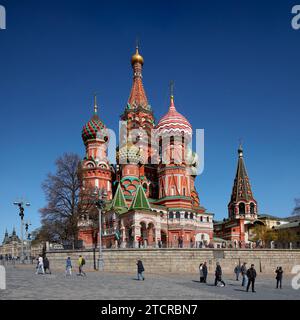 Die Menschen gehen vor der Kathedrale von Vasily dem Seligen aus dem 16. Jahrhundert, auch bekannt als Basilius-Kathedrale. Roter Platz, Moskau, Russische Föderation. Stockfoto