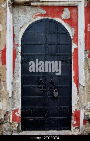 Alte Metalltüren der St.-Kirche aus dem 17. Jahrhundert Sergius von Radonesch im Kloster Vysokopetrowski (hohes Kloster St. Peter). Moskau, Russland. Stockfoto