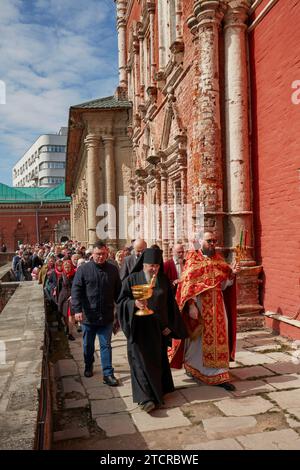 Russisch-orthodoxe Prozession während der Osterwoche im Kloster Vysokopetrowski (hohes Kloster St. Peter). Moskau, Russland. Stockfoto