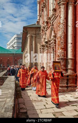 Russisch-orthodoxe Prozession während der Osterwoche im Kloster Vysokopetrowski (hohes Kloster St. Peter). Moskau, Russland. Stockfoto