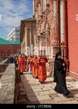 Russisch-orthodoxe Prozession während der Osterwoche im Kloster Vysokopetrowski (hohes Kloster St. Peter). Moskau, Russland. Stockfoto