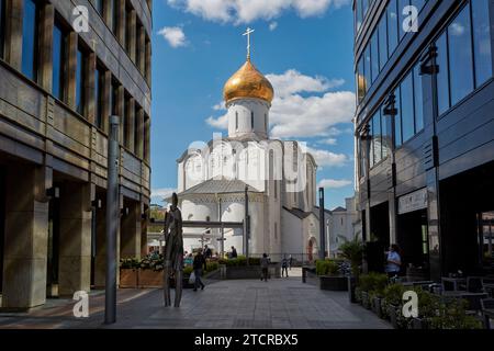 Alte Nikolaikirche in Twerskaja Zastava, umgeben von modernen Gebäuden. Moskau, Russland. Stockfoto