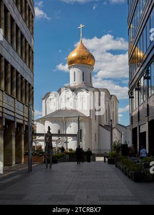 Alte Nikolaikirche in Twerskaja Zastava, umgeben von modernen Gebäuden. Moskau, Russland. Stockfoto